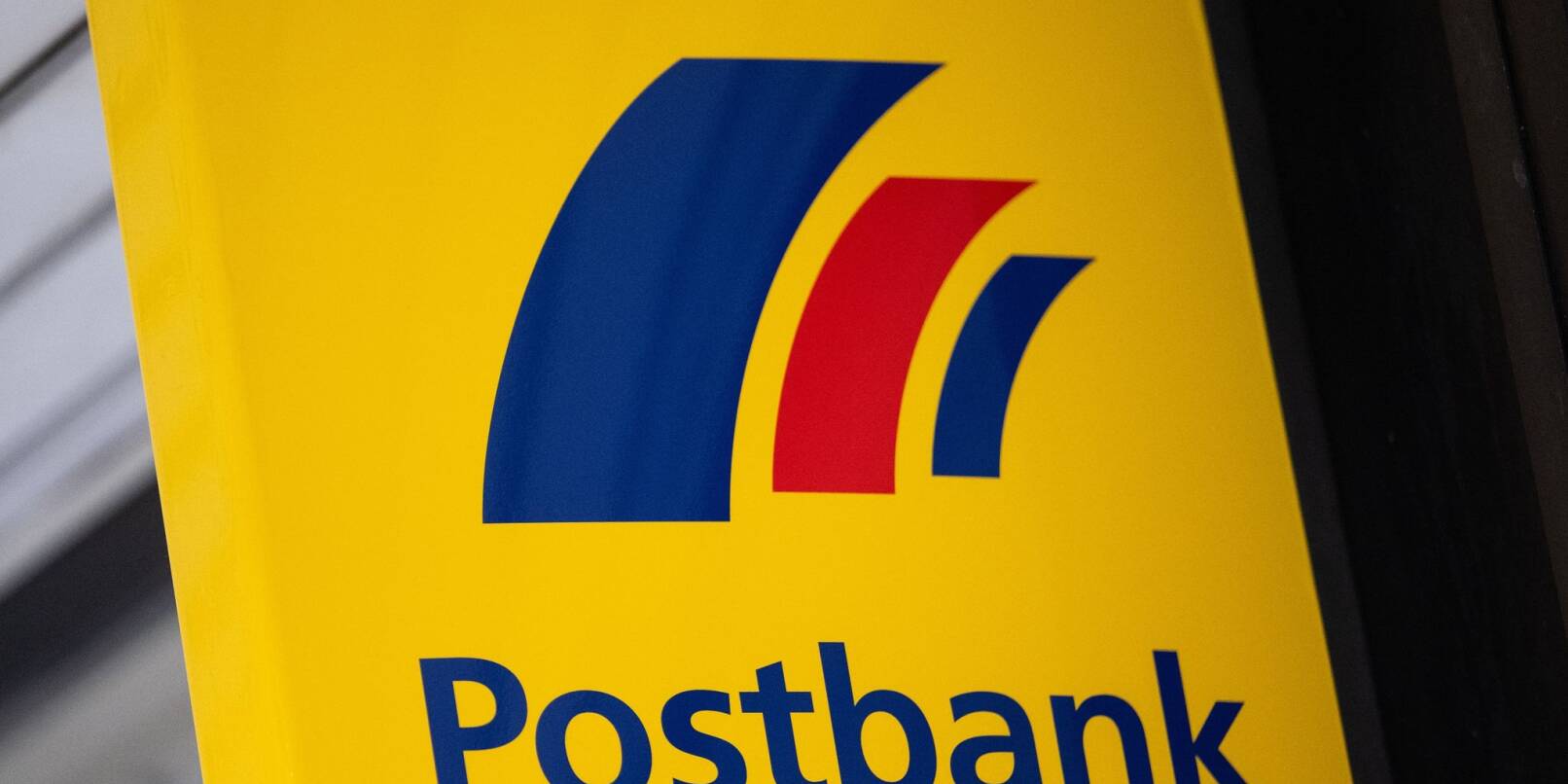 Das Logo der Postbank ist an einer Filiale zu sehen. Begleitet von einer Protestaktion hat am Dienstag die vierte Verhandlungsrunde in dem Tarifkonflikt bei der Postbank begonnen.