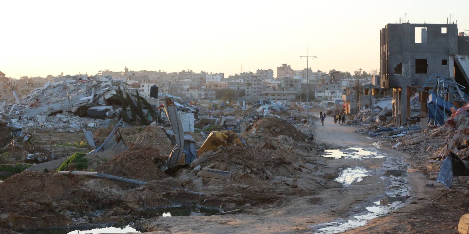 Trümmer und Ruinen auf einer Straße im Zentrum des Gazastreifens.