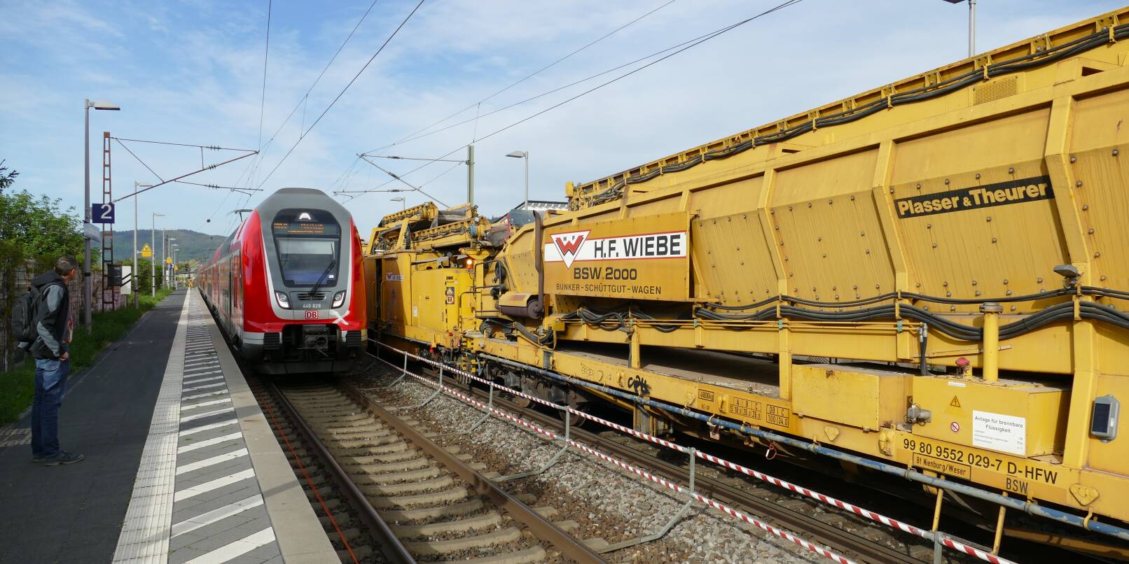Mit einer faszinierenden Technik reinigt  der gelbe Gleisbauzug die Gleise auf der Strecke von Weinheim nach Ladenburg.