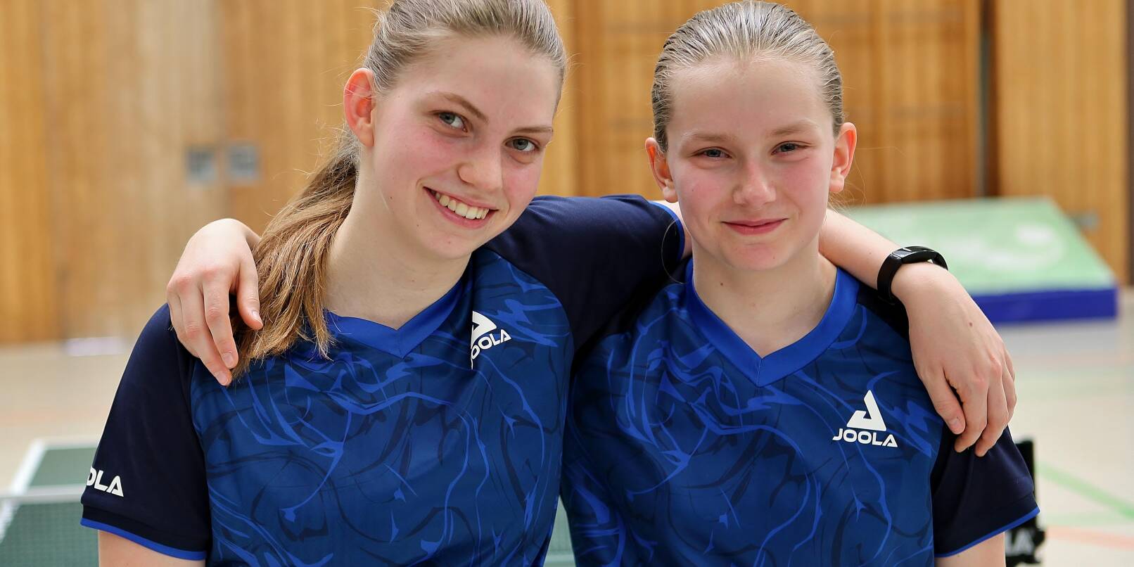 Anna Gruber (links) und Helene Weigl bejubeln die U19-Meisterschaft.