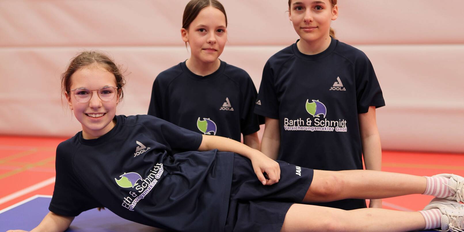 Der Mädchen 15-Verbandsligameister von links Luisa Legner, Marie Manhart und Sarah Manhart.