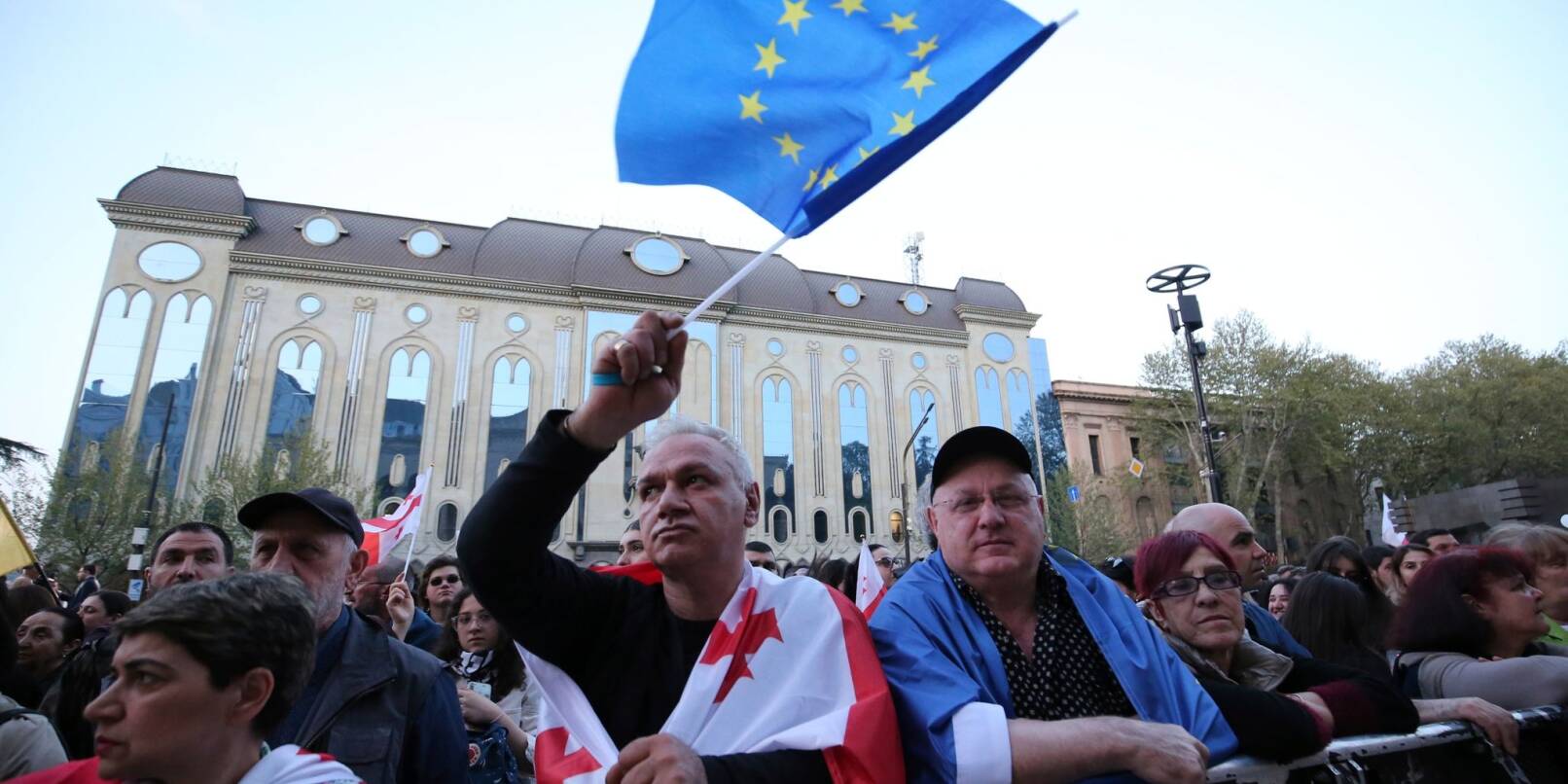 Mit EU- und Georgien-Flagge: Menschen protestieren in Tiflis gegen das umstrittene Gesetz.