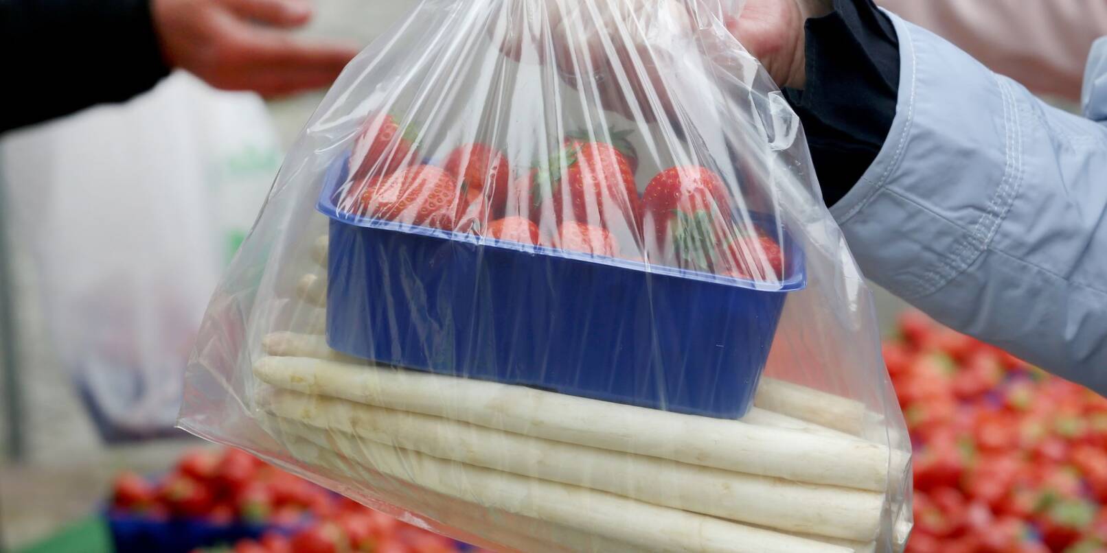 Erdbeeren und Spargel werden gern gemeinsam gekauft.