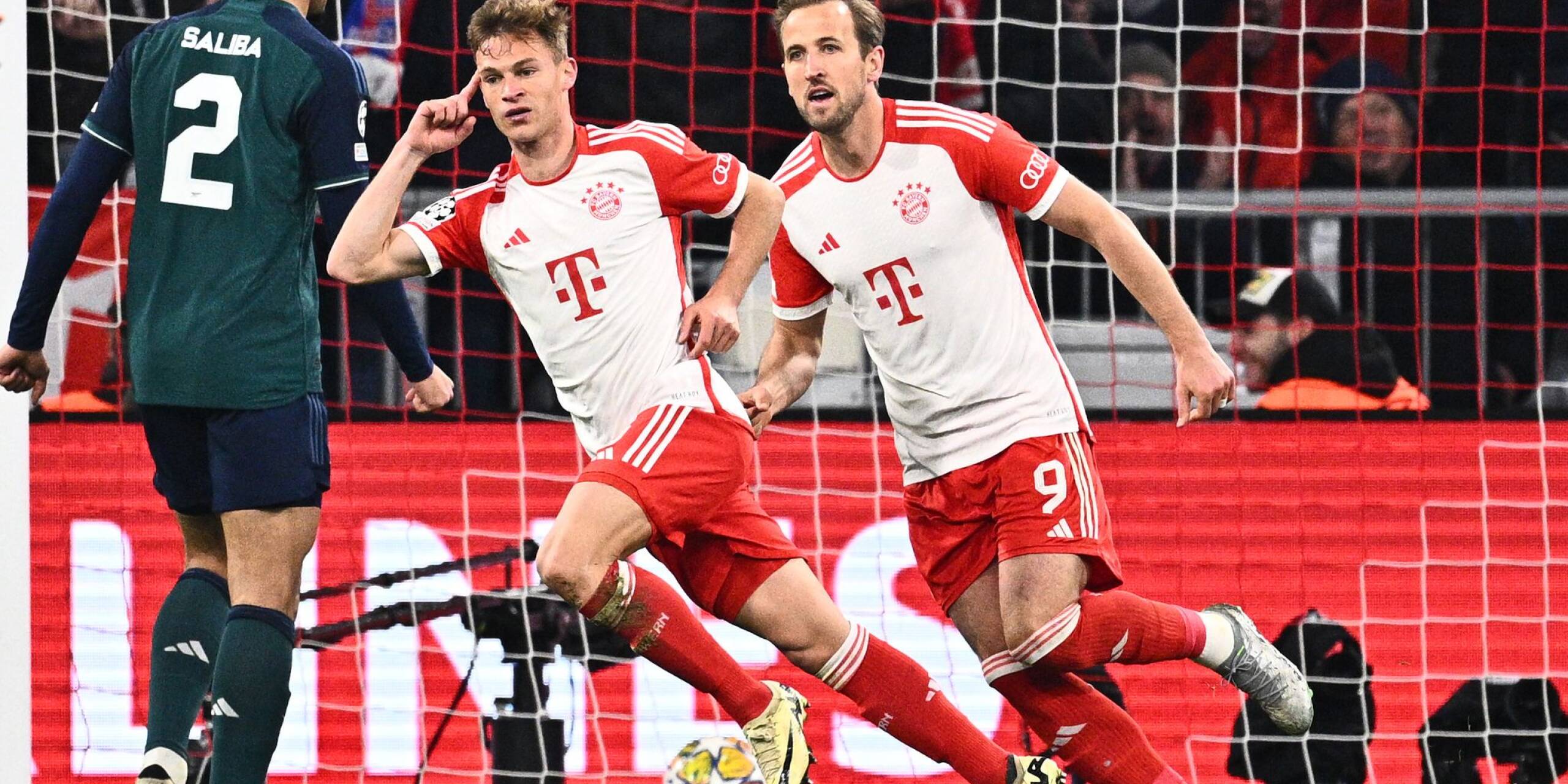 Joshua Kimmich (M) hat die letzte Titelchance des FC Bayern München am Leben erhalten: Mit einem wuchtigen Kopfballtor sorgte er für einen 1:0-Sieg gegen den FC Arsenal. Damit steht der Rekordmeister im ersten Halbfinale der Champions League seit 2020.