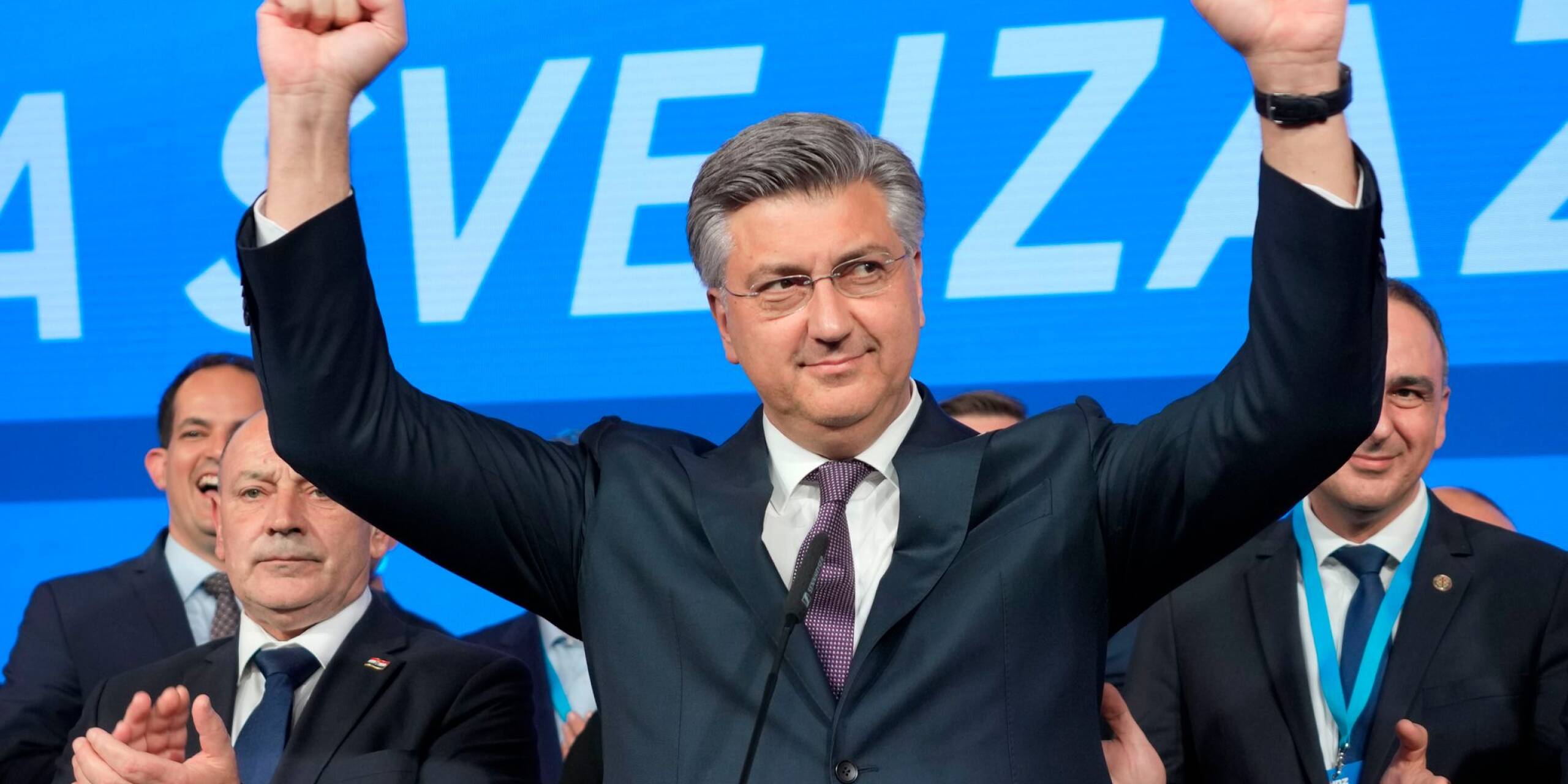 Der kroatische Ministerpräsident Andrej Plenkovic hat gute Chancen, nach der Parlamentswahl Regierungschef zu bleiben. Noch sind nicht alle Stimmen ausgezählt - einer Hochrechnung zufolge dürfte er aber auf etwa 35 Prozent der Wählerstimmen kommen.