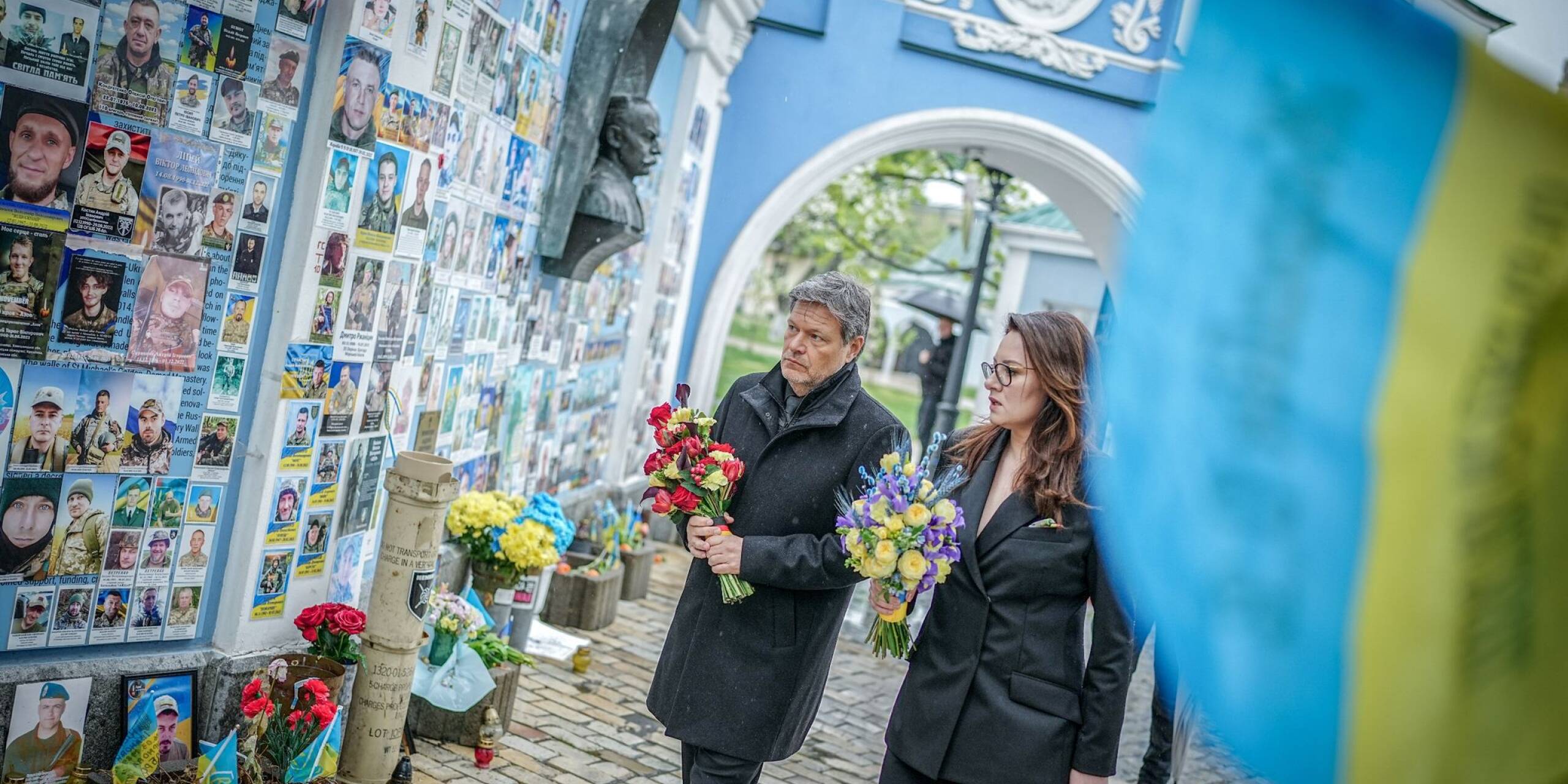 Wirtschaftsminister Robert Habeck besucht Kiew. An der Gedenkmauer für die im Krieg gefallenen Soldaten legt er Blumen nieder. Begleitet wird der Minister von Julia Swyrydenko, Erste Stellvertretende Premierministerin und Wirtschaftsministerin der Ukraine.