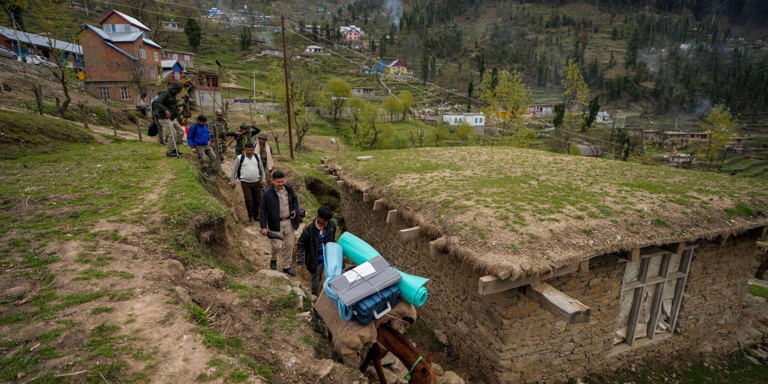 Wahlhelfer bringen Wahlmaterial zu einem Wahllokal in einer abgelegenen Bergregion am Vorabend des ersten Wahlgangs der sechswöchigen nationalen Wahlen in Indien.