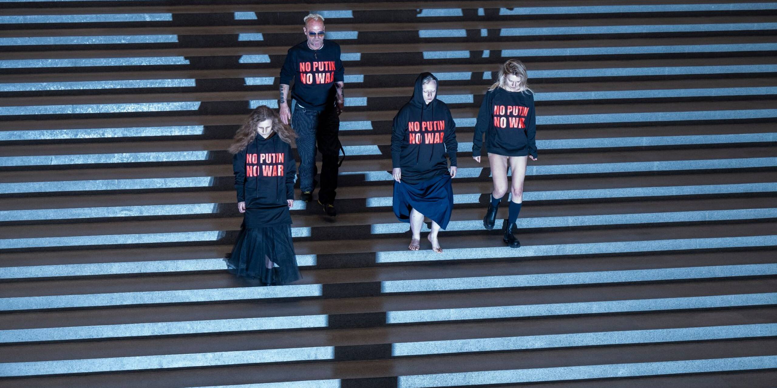 «No Putin No War»: Drei Mitglieder der russischen Band Pussy Riot treten in der Pinakothek der Moderne in München mit einer deutlichen Botschaft auf. Als zweiter von links steht der österreichische Künstler Wolfgang Flatz.