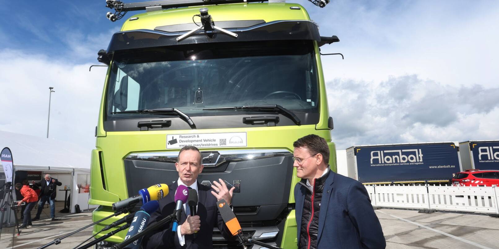 Fuhr bei einem fahrerlosen Lastwagen mit: Bundesverkehrsminister Volker Wissing (l).