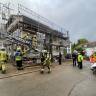 Schwerer Unfall in Weinheim: Baugerüst zusammengebrochen, Bauarbeiter in der Merianstraße gerettet 