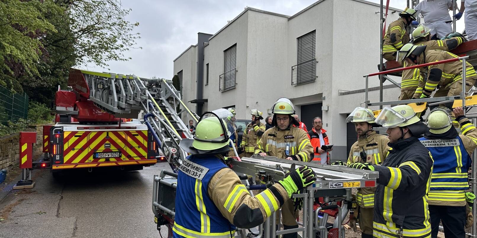 Feuerwehr und Rettungsdienst kümmerten sich um den verletzten Bauarbeiter in der Merianstraße in Weinheim.