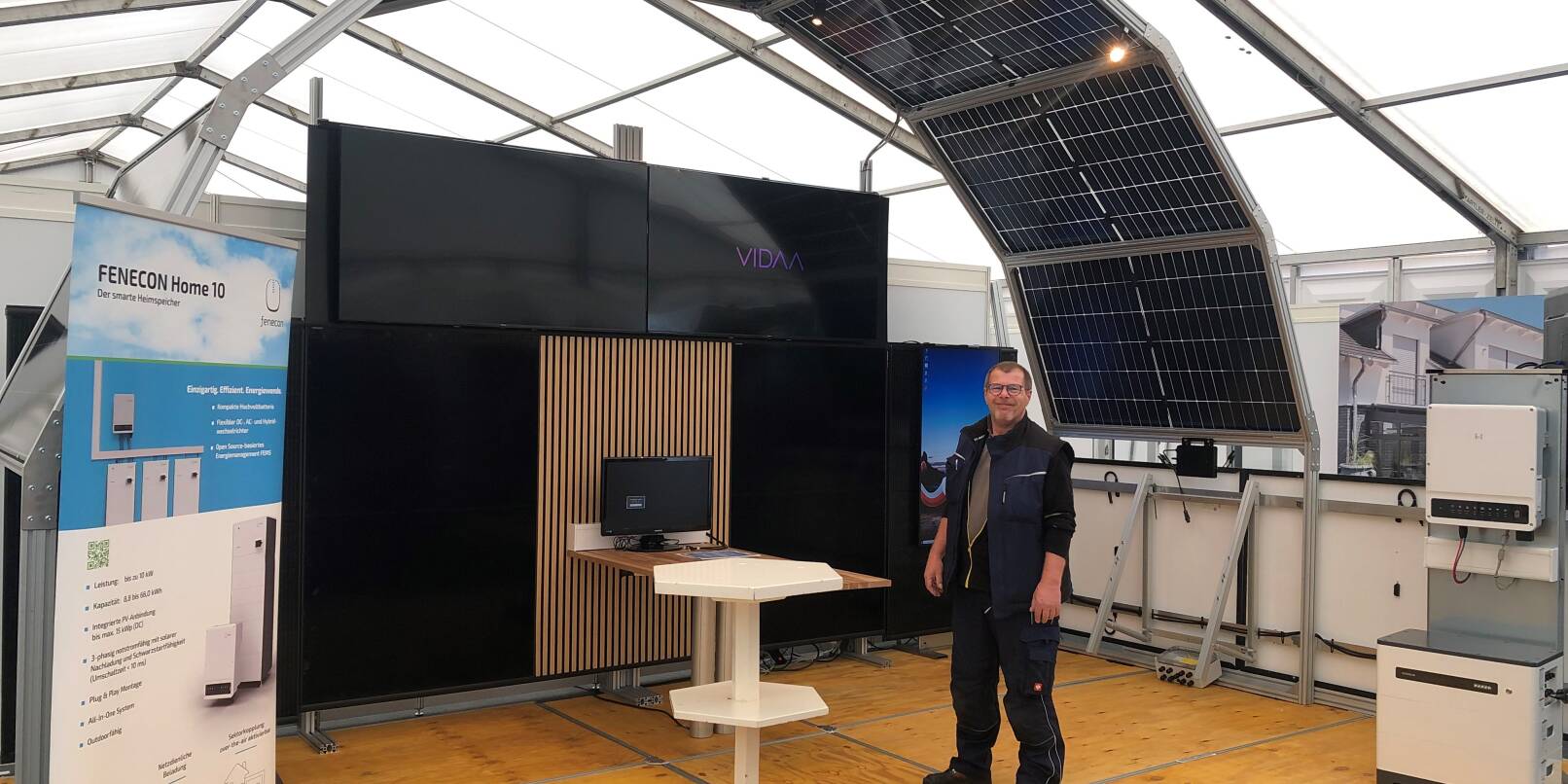 Axel Janicki von der Firma ESS aus Lampertheim unter einem Borgen aus Solarzellen.