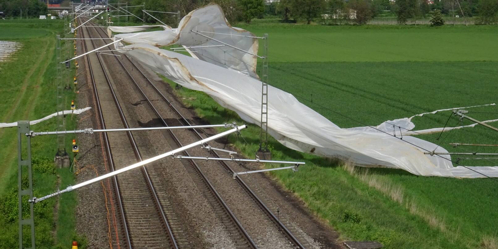 Eine Plane flog vom Feld auf die Oberleitungen des Schienennetzes zwischen Weinheim und Hirschberg.
