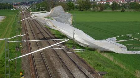 Bahnverkehr in Weinheim durch Plane beeinträchtigt
