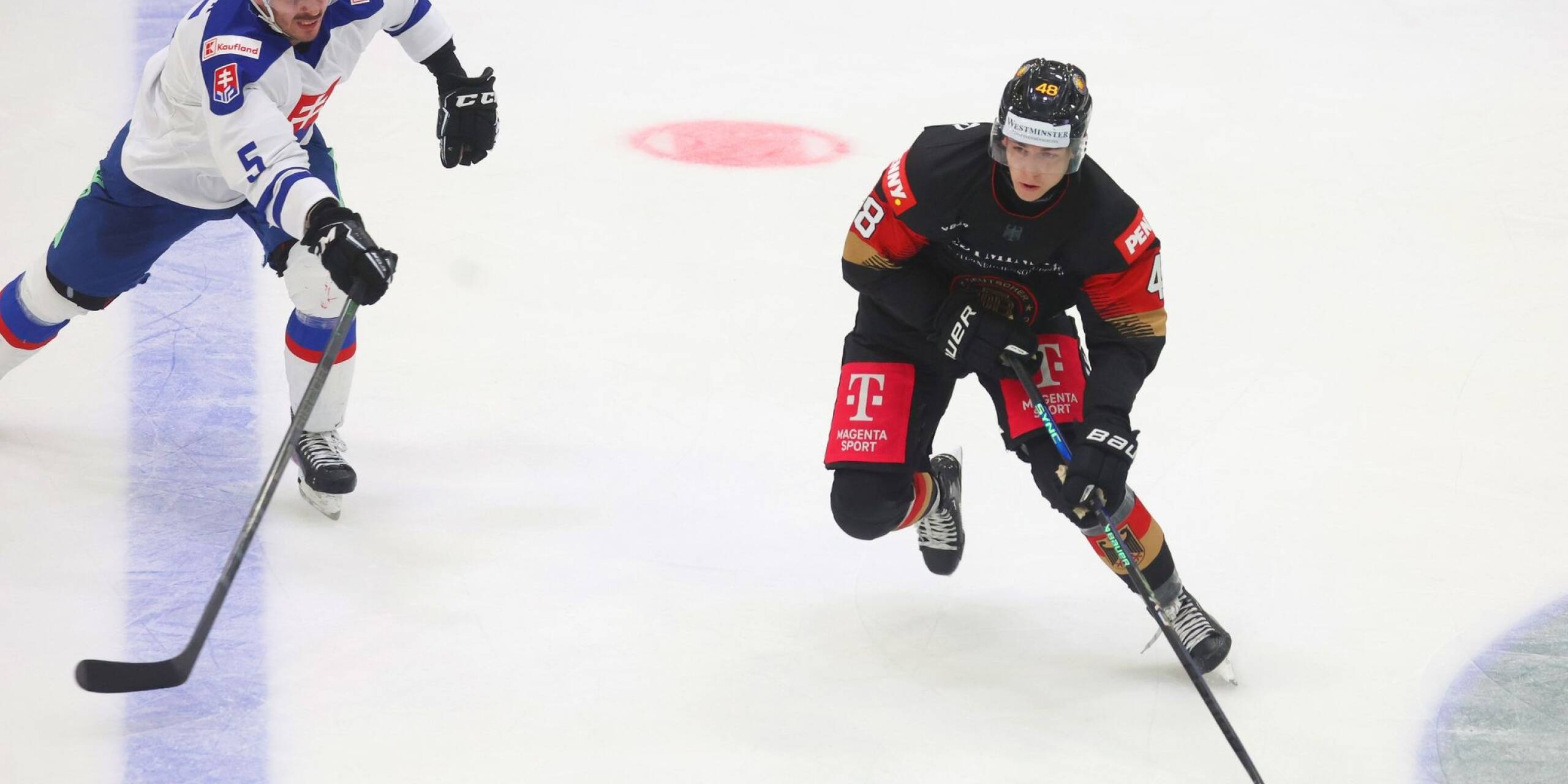 Die deutsche Eishockey-Nationalmannschaft um Philipp Kraus (r) hat sich im dritten WM-Vorbereitungsspiel erstmals in guter Form präsentiert. Gegen die Slowakei gewann der Vizeweltmeister in Kaufbeuren mit 7:3.