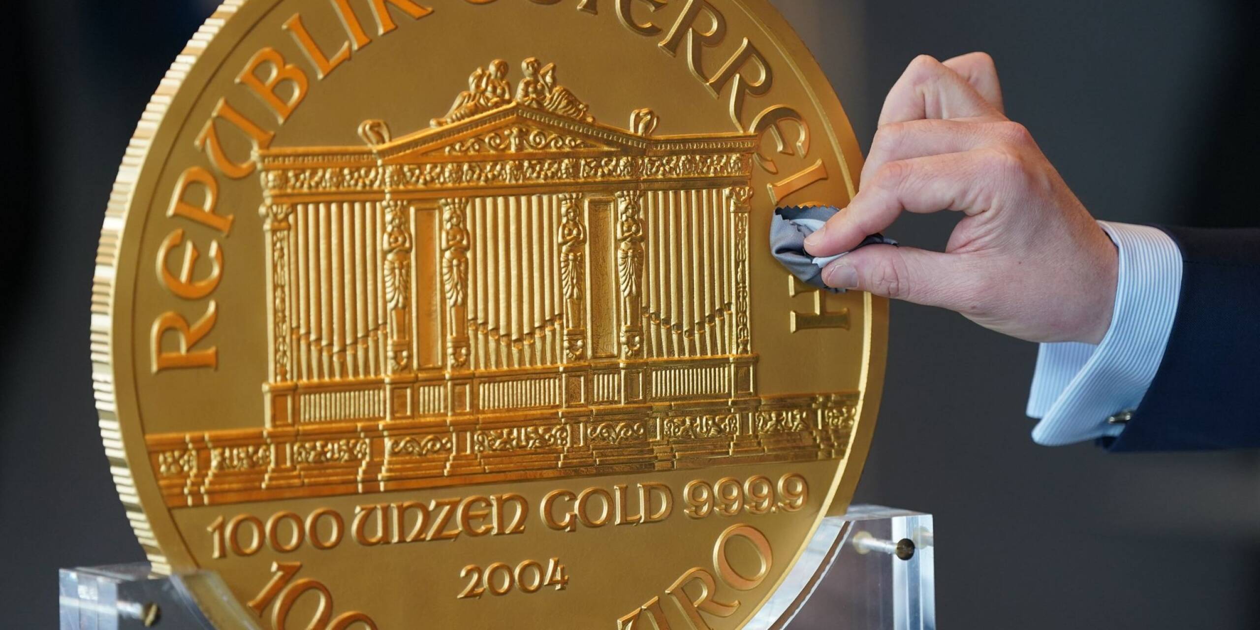 Eine Goldmünze mit einem Materialwert von derzeit 2,2 Millionen Euro ist in Hamburg ausgestellt worden. Die Münze wiegt 31 Kilogramm und misst 37 Zentimeter im Durchmesser, wie der Edelmetallhändler pro aurum mitteilte. Weltweit gibt es den Angaben zufolge lediglich 15 Stück davon.