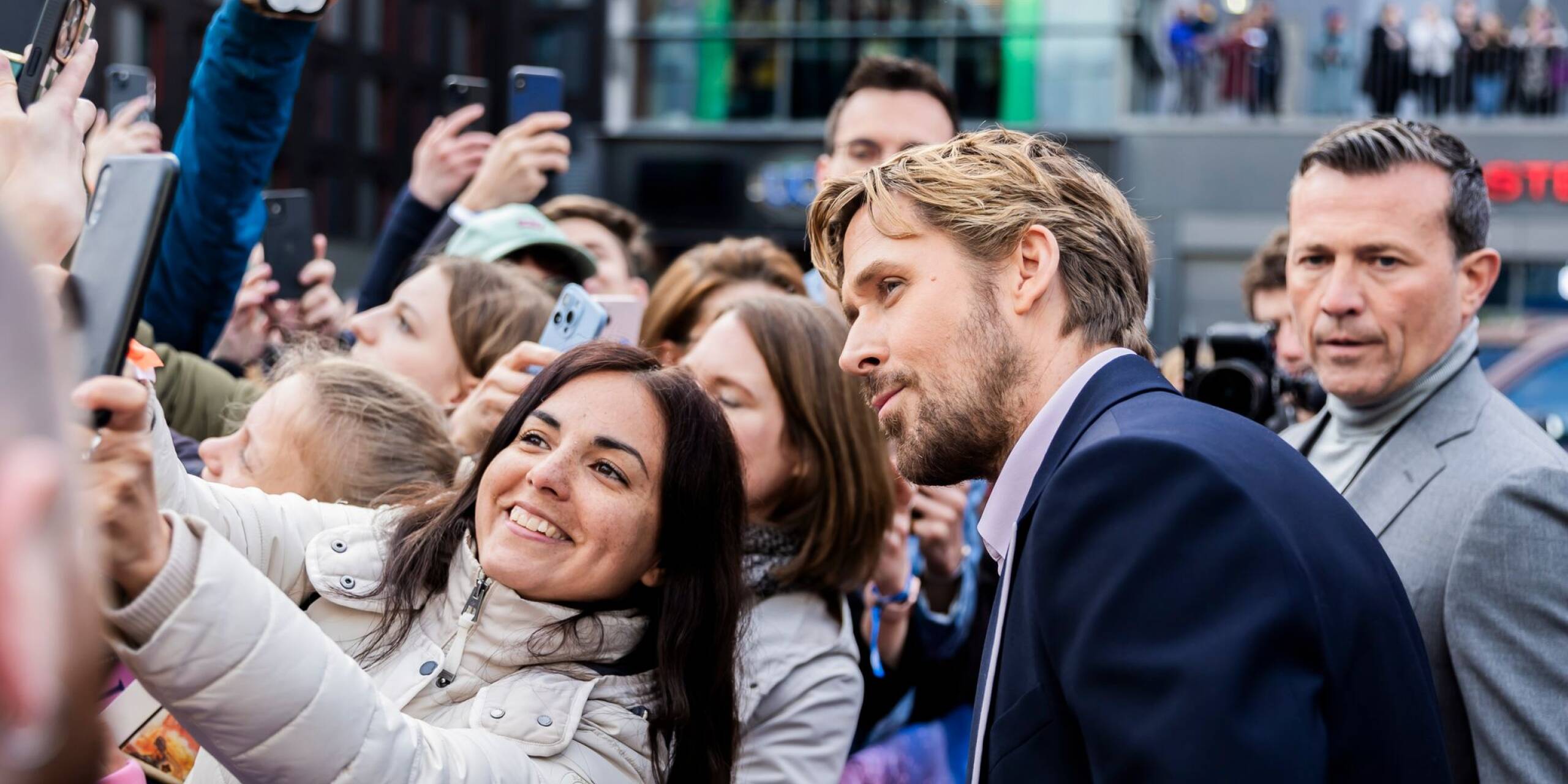 Einmal lächeln: Ryan Gosling posiert für ein Foto mit einem Fan. Der Schauspieler ist mit seiner Kollegin Emily Blunt für die Europapremiere der Actionkomödie «The Fall Guy» nach Berlin gekommen.
