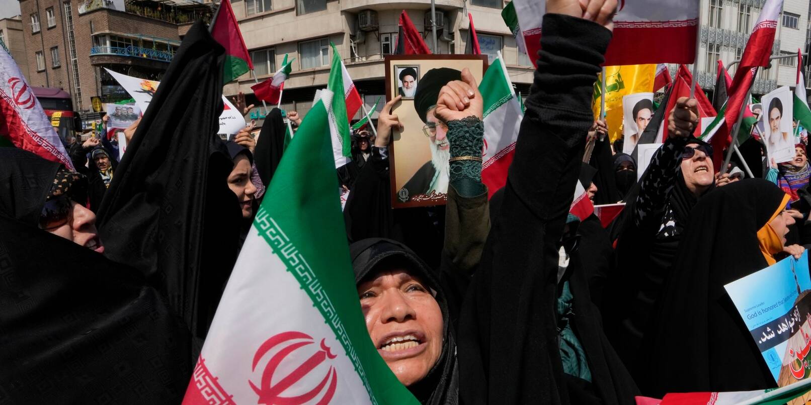 Gläubige skandieren Slogans während einer anti-israelischen Versammlung nach dem Freitagsgebet in Teheran. Nach dem mutmaßlich israelischen Angriff im Iran soll der Vorfall untersucht werden.