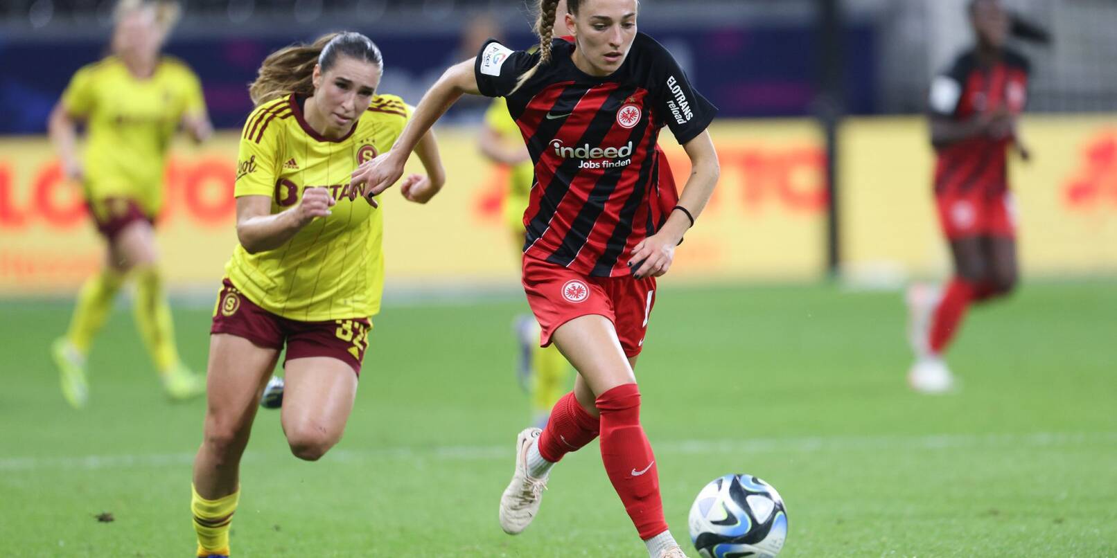 Eintrachts Sophia Kleinherne (r) und Prags Anna Subrtova kämpfen um den Ball.
