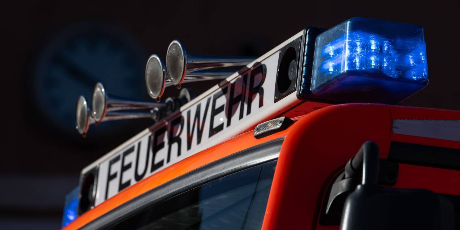 Blaulicht ist auf einem Einsatzfahrzeug der Feuerwehr zu sehen.