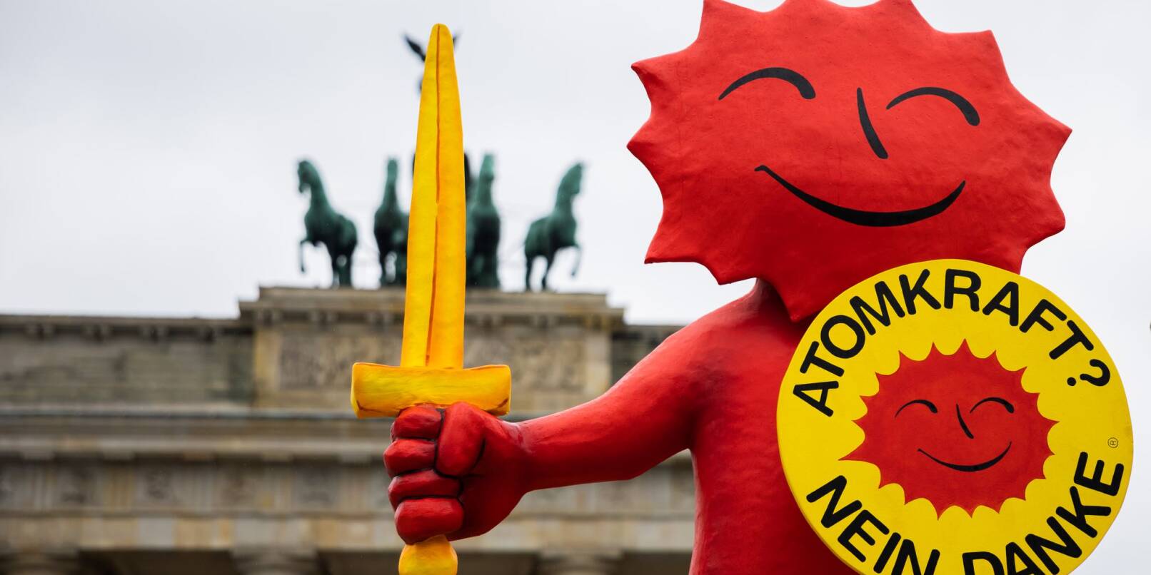 Die Umweltorganisation Greenpeace feiert den Atomausstieg mit einer Aktion am Brandenburger Tor.