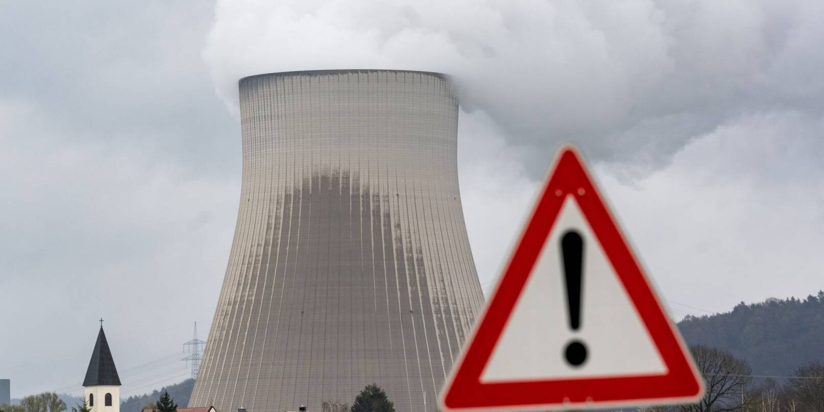 Ein Warnschild vor dem Kernkraftwerk Isar 2.