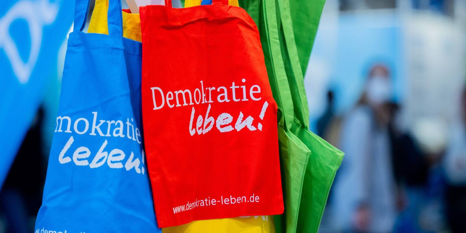 «Demokratie leben!» steht auf Stofftaschen auf der Bildungsmesse didacta in Köln. Wissenschaftler sehen die Demokratie in Deutschland wegen unzureichender politischer Bildung in den Schulen bedroht.