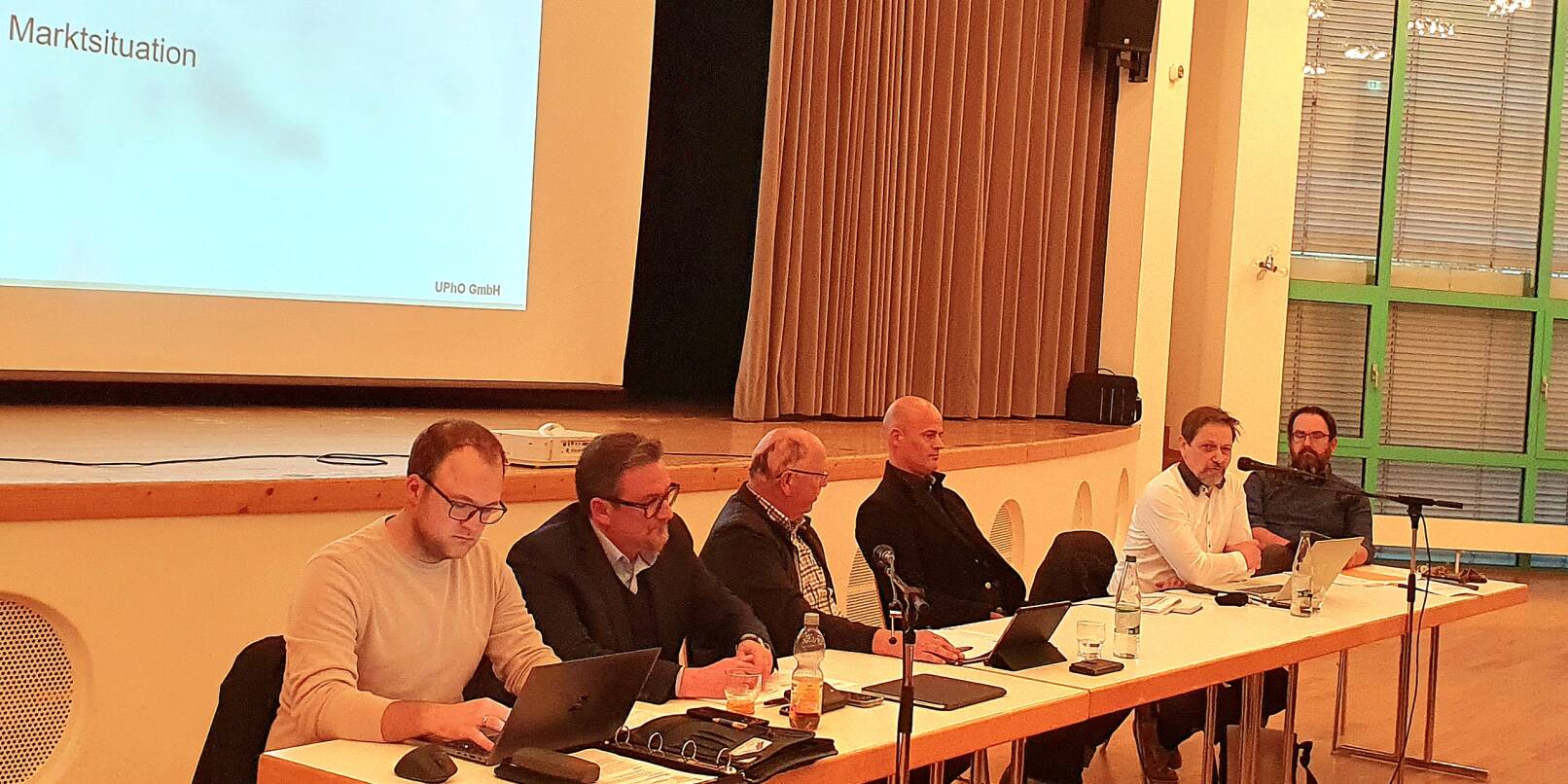 UPhO-Geschäftsführer Gunnar Krannich (Zweiter von rechts) ging in die Details des Rückgewinnungsverfahrens.