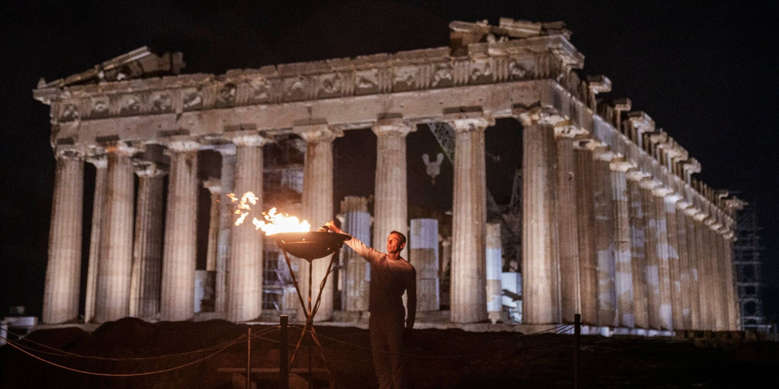 Ein Kessel mit dem olympischen Feuer wird vor dem Parthenon auf dem Akropolis-Hügel in Athen entzündet.