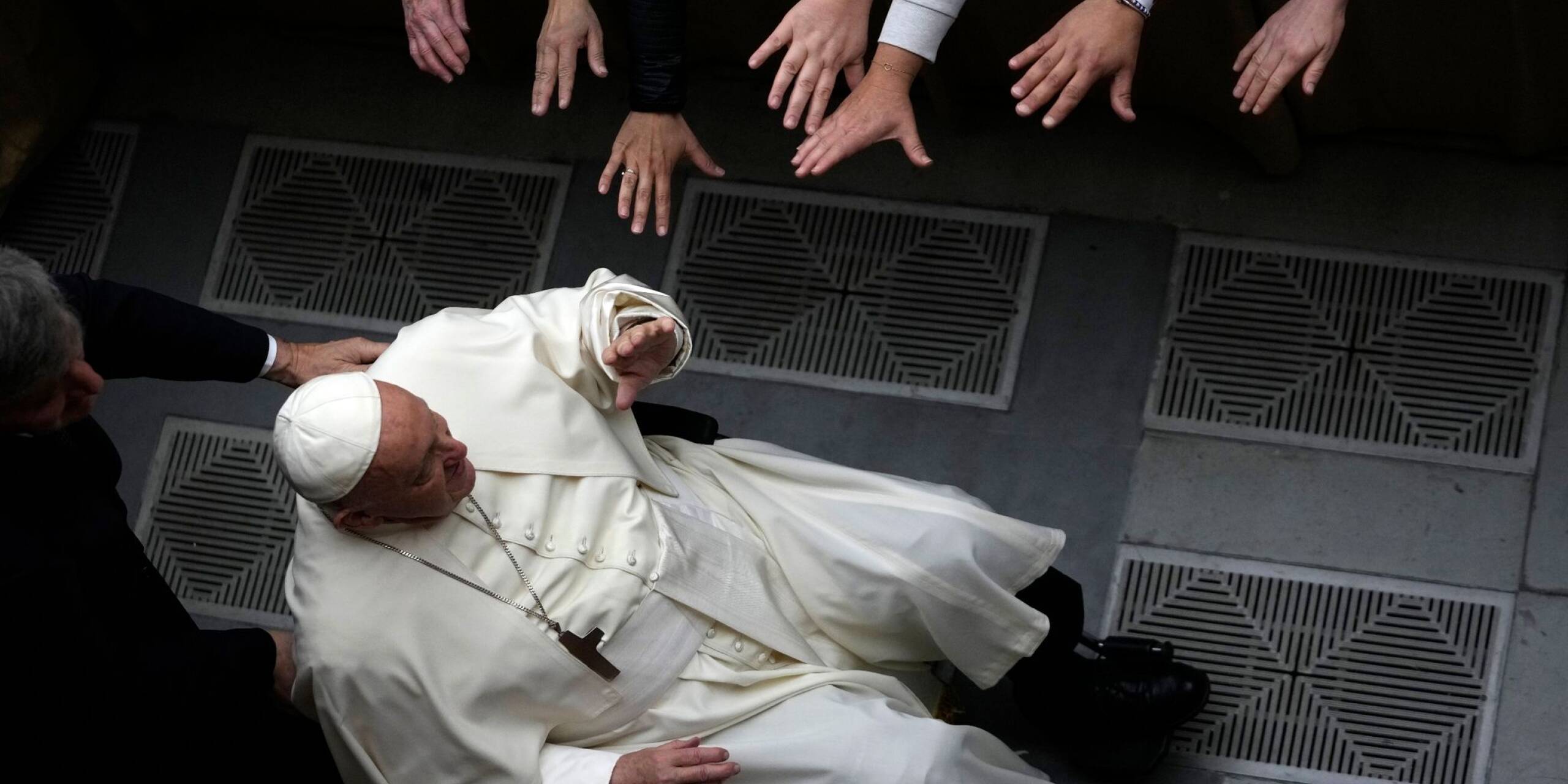 Arme strecken sich Papst Franziskus entgegen, der zu einer Audienz mit Pilgern aus verschiedenen italienischen Diözesen anlässlich des 200. Todestages von Papst Pius VII. in der Halle Paul VI. eintrifft.