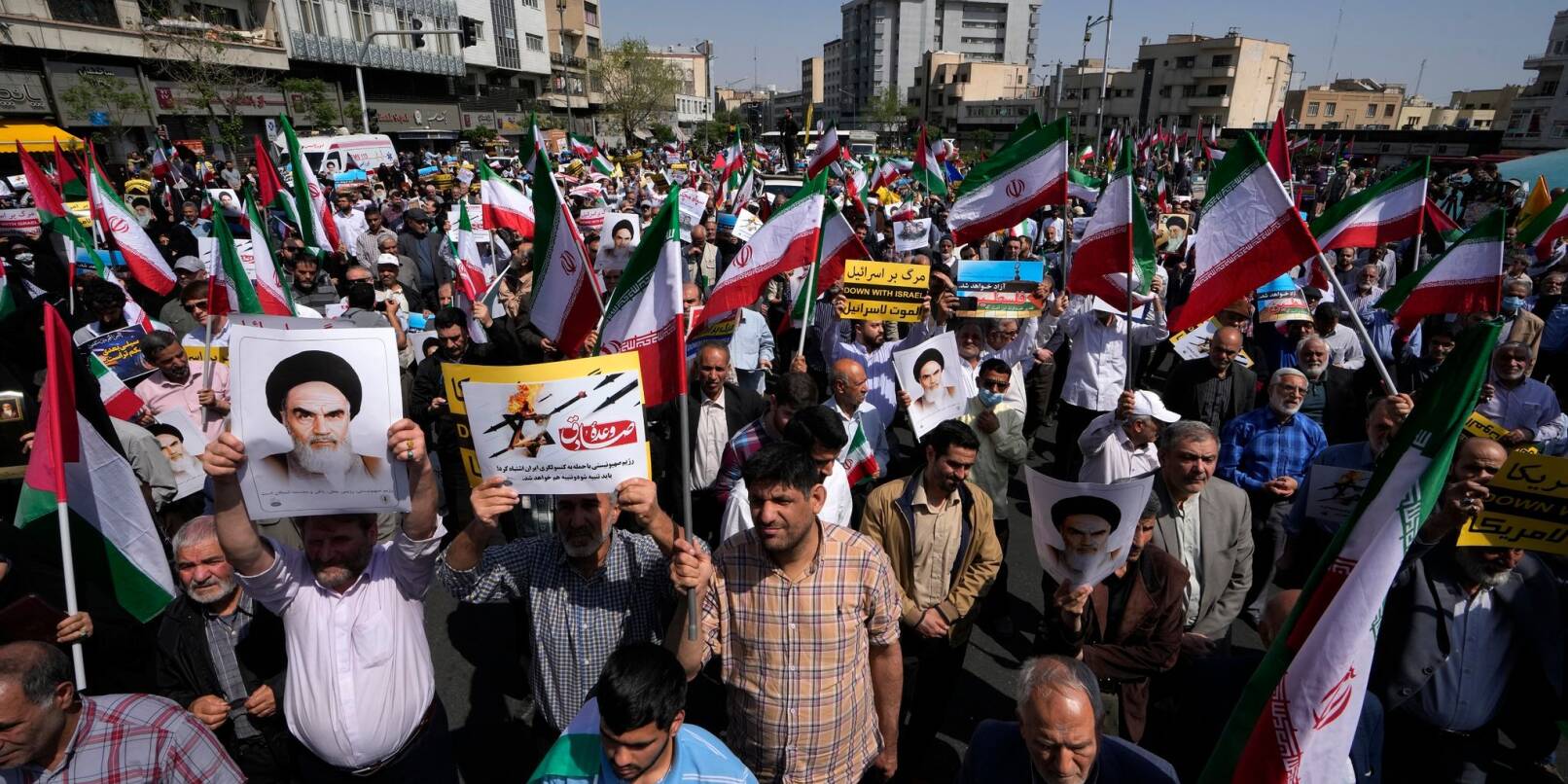 Iranische Gläubige nehmen an einer anti-israelischen Versammlung in Teheran teil.