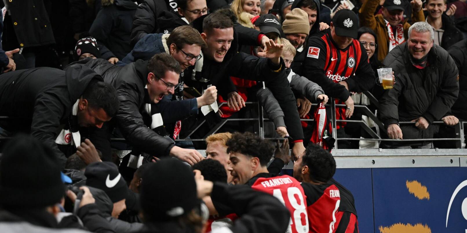 Die Frankfurter Spieler feiern ihren Sieg vor der Fankurve.