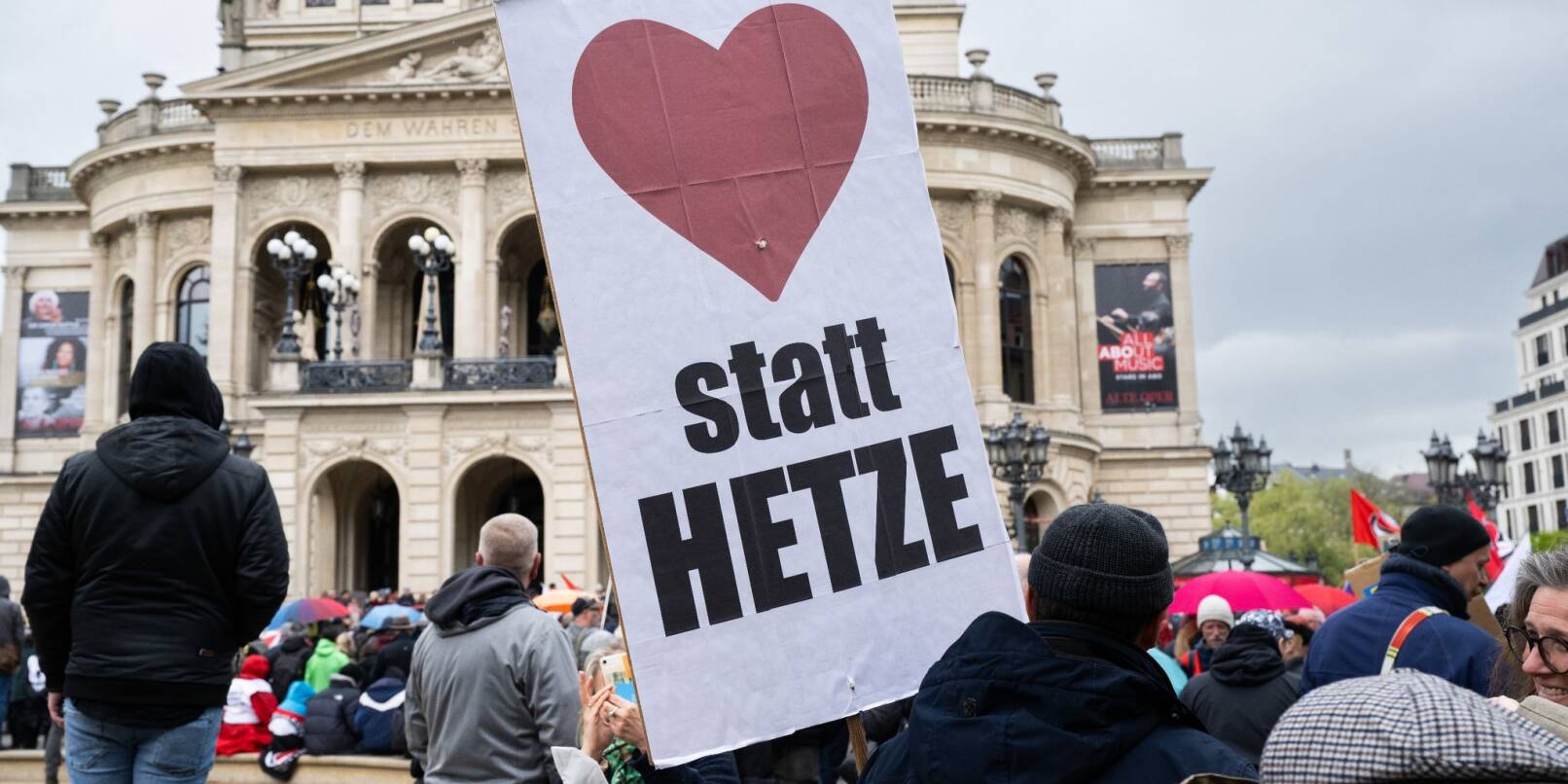 «Herz statt Hetze» steht auf dem Pappschild eines Mannes der sich an einer Demonstration unter dem Motto «Zusammen gegen rechts» vor der Alten Oper in Frankfurt beteiligt.
