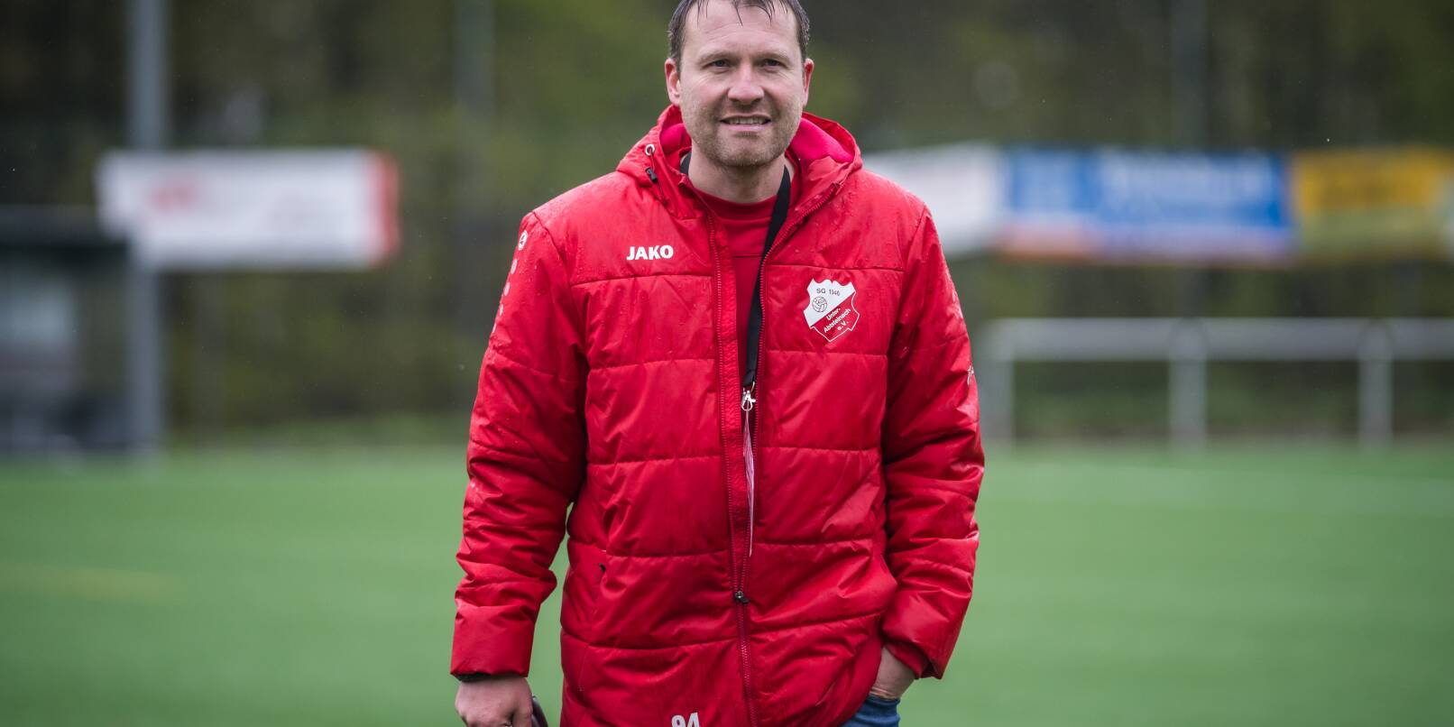 Nass, aber am Ende zufrieden: Trainer Marcus Lauer gewann mit der SG Unter-Abtsteinach das Spitzenspiel gegen Eintracht Bürstadt mit 5:1.