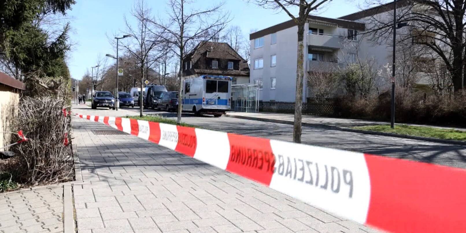 Der Einsatzort in Reutlingen ist mit einem Flatterband der Polizei abgesperrt.
