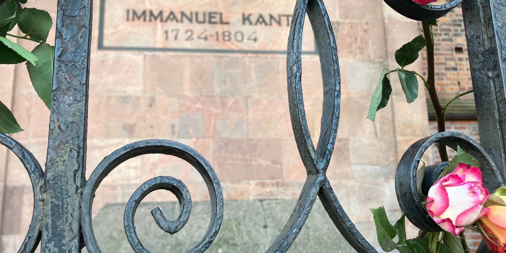 Blumen schmücken die Grabstelle von Immanuel Kant in Kaliningrad. Blumen schmücken die Grabstelle von Immanuel Kant in Kaliningrad.