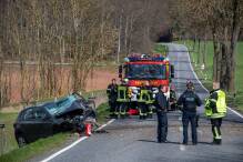 Auto kracht gegen Baum: Fahrer stirbt 
