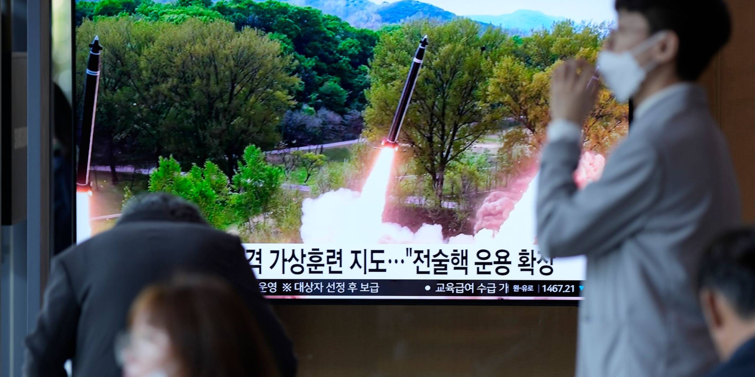 Salvenstarts im südkoreanischen TV: Mit dem «supergroßen» Mehrfachraketenwerfer im Nachbarland Nordkorea wird ein nuklearer Gegenschlag gegen feindliche Ziele simuliert.