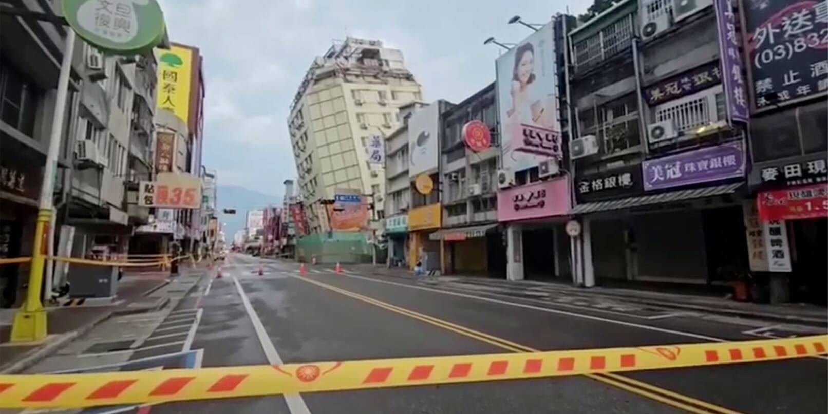 Straßen in Hualien sind abgesperrt, nachdem der Osten von Taiwan von einer Reihe von Erdbeben erschüttert wurde.