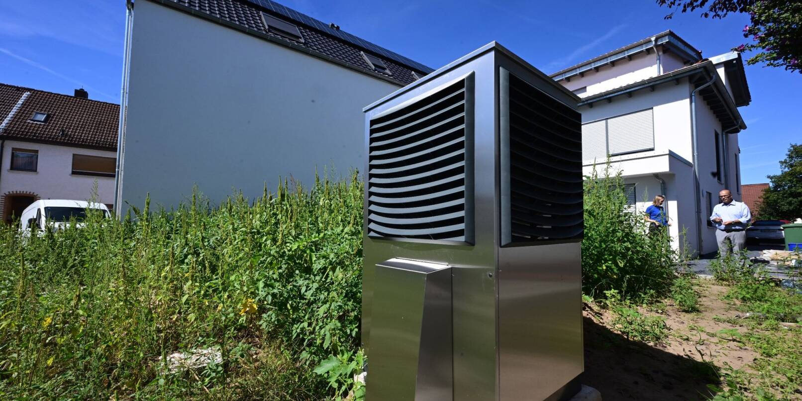 Eine Wärmepumpe steht in einem Garten. Die Ampel strebt an, dass 2024 500.000 Geräte installiert werden. Das sei «illusorisch», sagt Michael Hilpert, Verbandspräsident der Zentralverband Sanitär Heizung Klima.