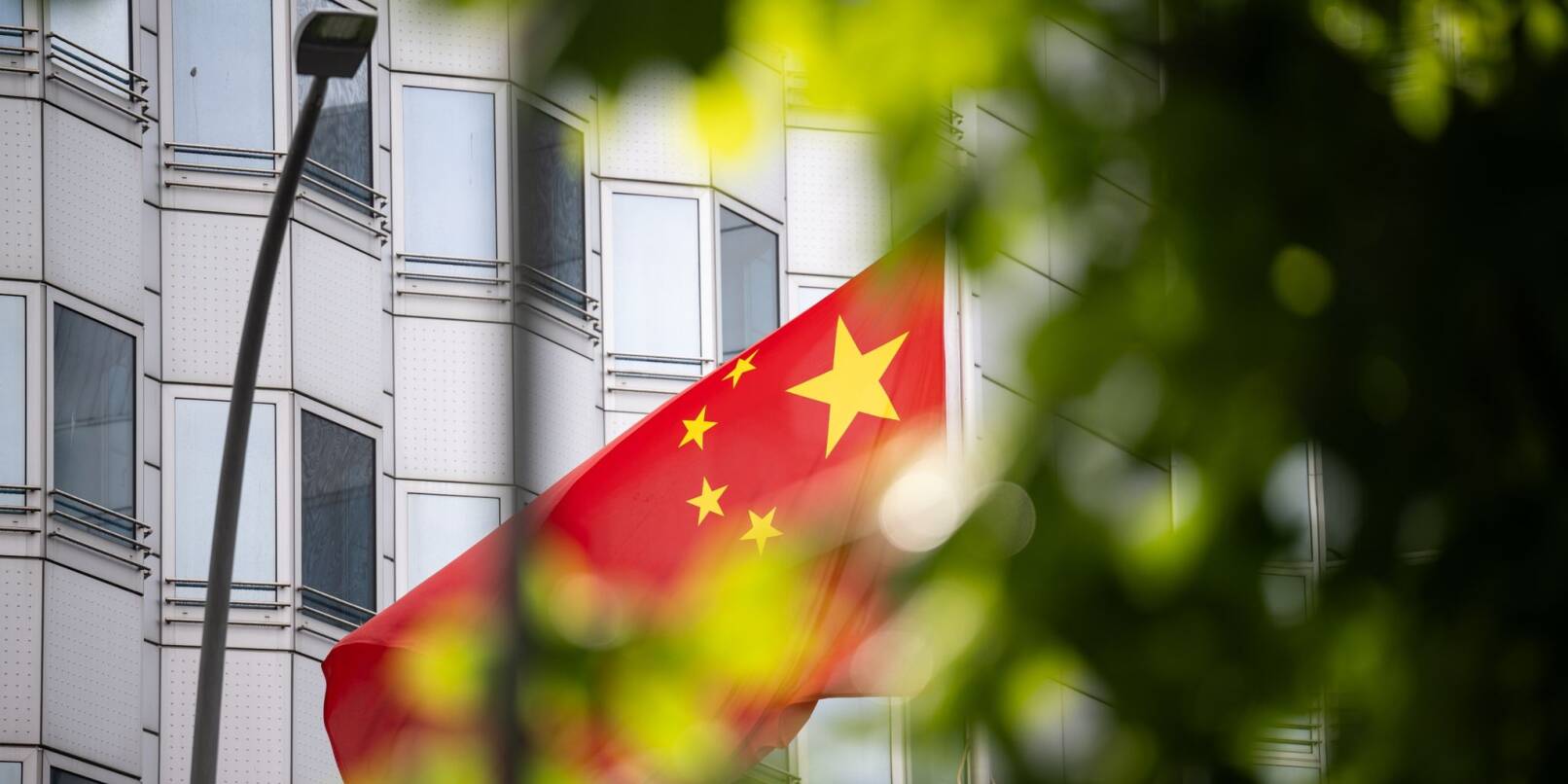 China fordert Deutschland auf, «damit aufzuhören, den Spionagevorwurf auszunutzen, um das Bild von China politisch zu manipulieren und China zu diffamieren.»