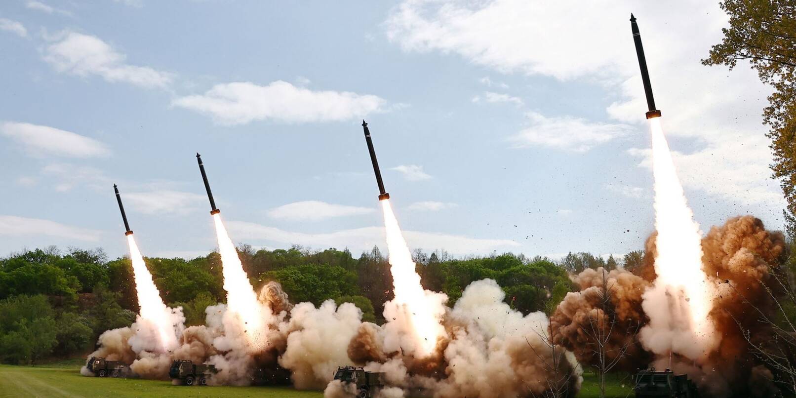 Die von der staatlichen nordkoreanischen Nachrichtenagentur ur Verfügung gestellte Aufnahme sollen eine Raketenübung an einem nicht genannten Ort zeigen.