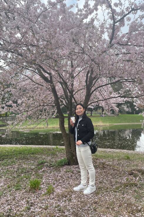 Rie Kanemoto unter Kirschblüten im Weinheimer Schlosspark.