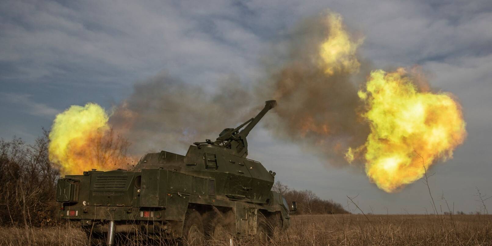 Eine ukrainische 152-mm-Panzerhaubitze Dana feuert auf russische Stellungen in der Region Donezk.