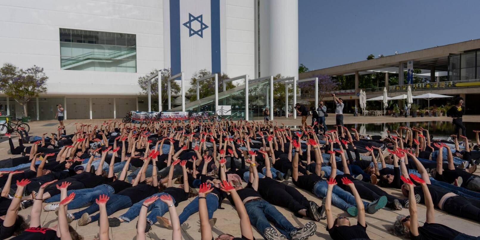 Protestaktion von Familienangehörigen und Unterstützern von Geiseln in Tel Aviv.