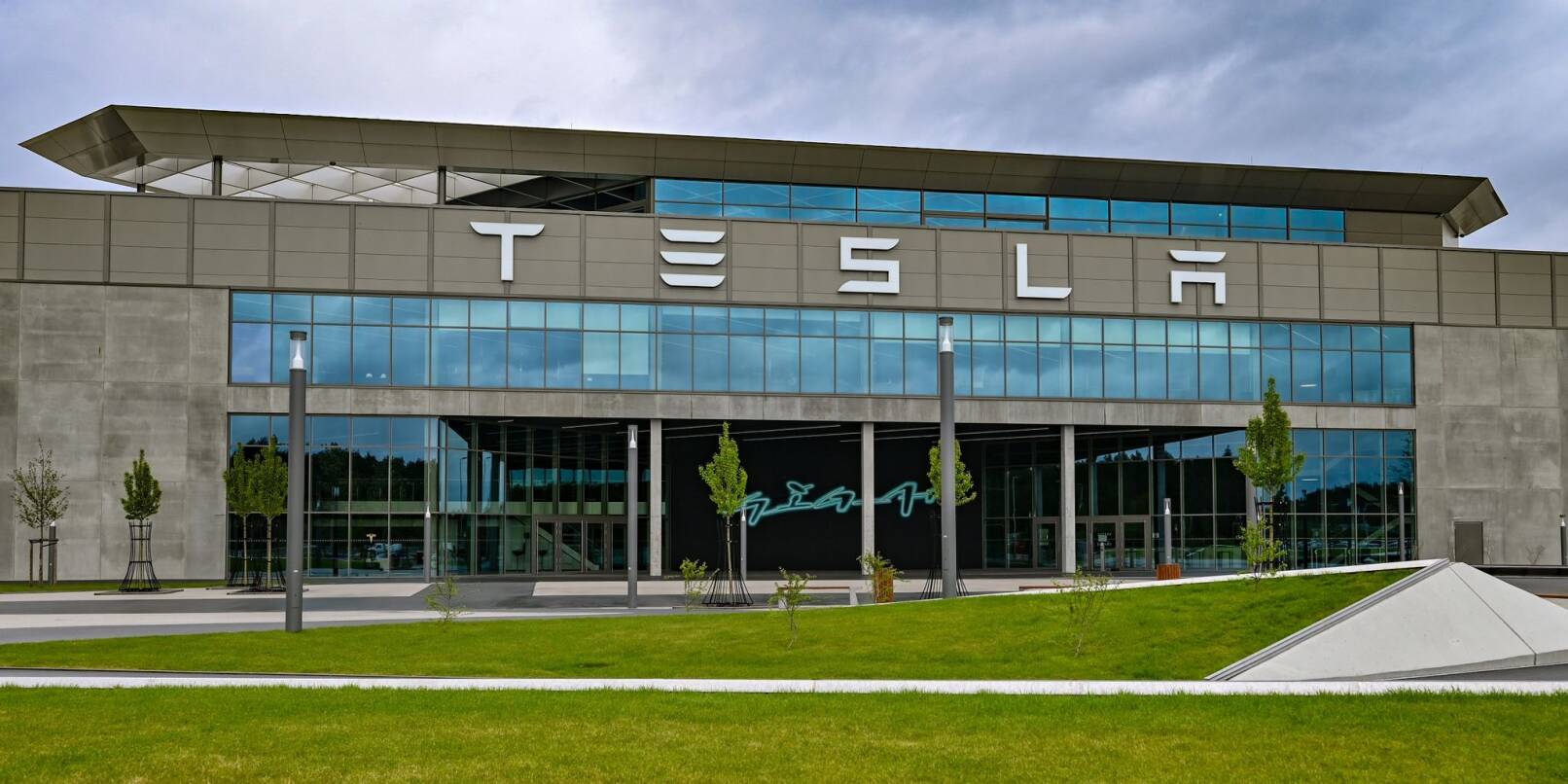Im Tesla-Werk in Grünheide arbeiten mehr als 12.000 Menschen.