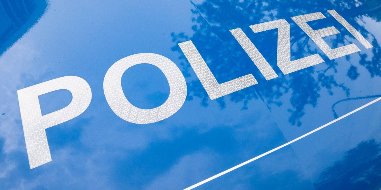Der Schriftzug "Polizei" ist auf einem Streifenwagen zu lesen. Der Schriftzug "Polizei" ist auf einem Streifenwagen zu lesen.