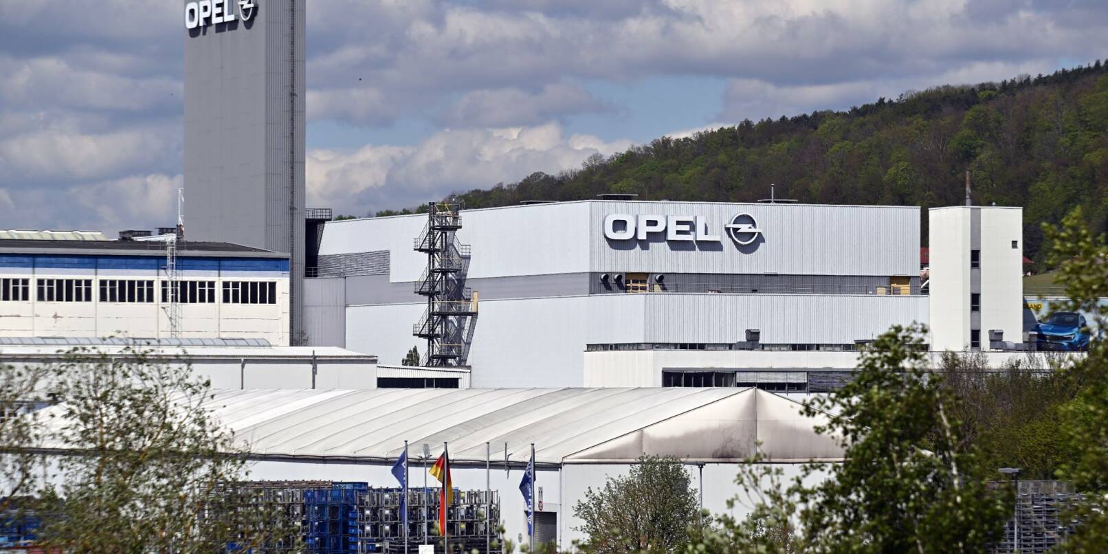 Der Schriftzug „Opel“ ist am Werk der Opel Eisenach GmbH zu sehen.