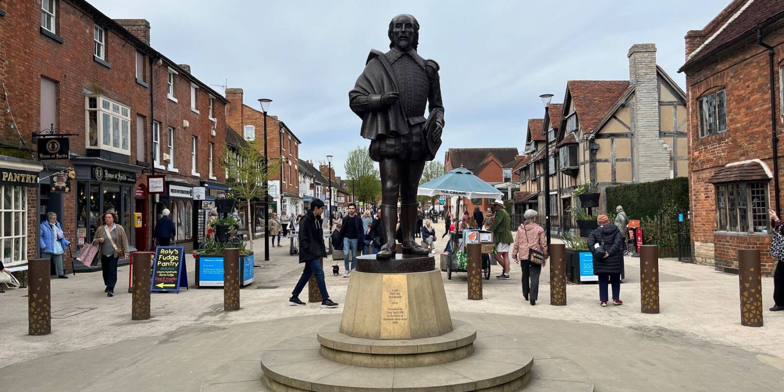Eine Statue von William Shakespeare in der englischen Stadt Stratford-upon-Avon.
