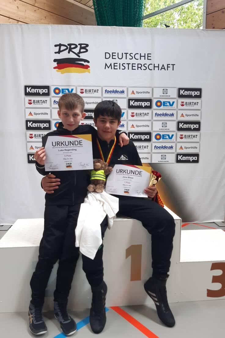 Jona Bleß (rechts) sicherte sich in Heilbronn den Deutschen Meistertitel in der Gewichtsklasse bis 68 Kilogramm. Auch sein Mannschaftskollege Luke Regending überzeugte bei den Titelkämpfen. Er belegte Platz fünf (bis 35 kg).